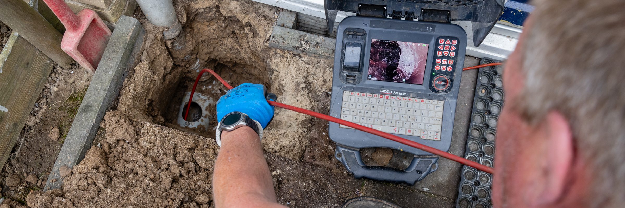 JIJ TREKT JE NEUS OP, <strong>WIJ TREKKEN ONZE WERKSCHOENEN AAN</strong> bij Te Kloeze Riooltechniek